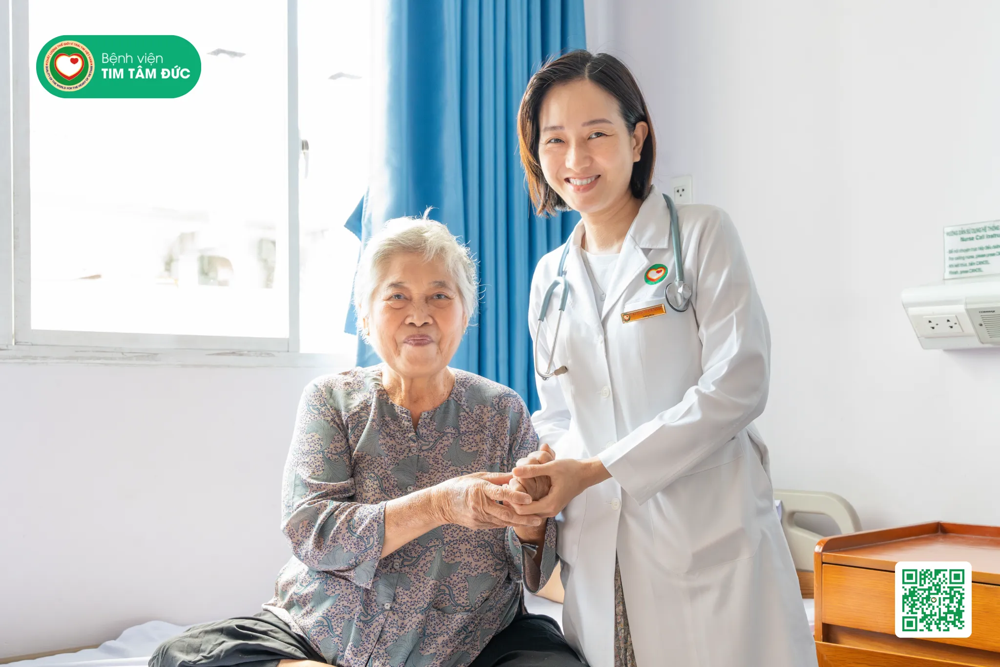 bác sĩ chụp ảnh cùng bệnh nhân điều trị thuyên tắc phổi với nhiều bệnh nền