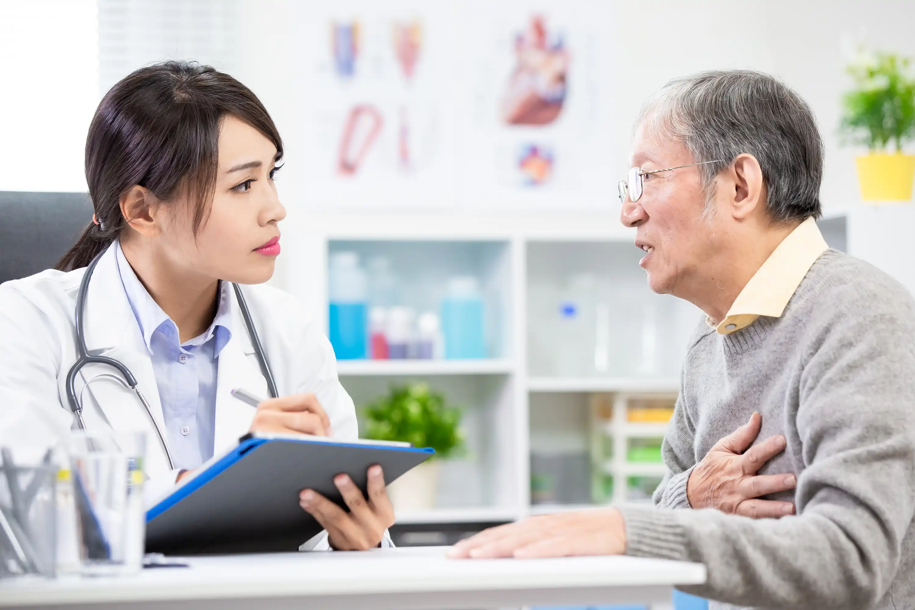 bác sĩ khám bệnh tim mạch và rối loạn cương dương nam giới