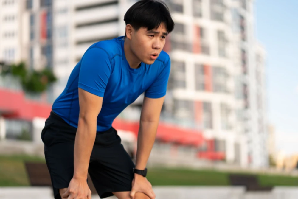 Theo dõi triệu chứng nguy hiểm như đau ngực, khó thở, chóng mặt – dừng tập ngay nếu xuất hiện