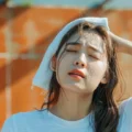 Cô gái ngoài trời nắng nóng