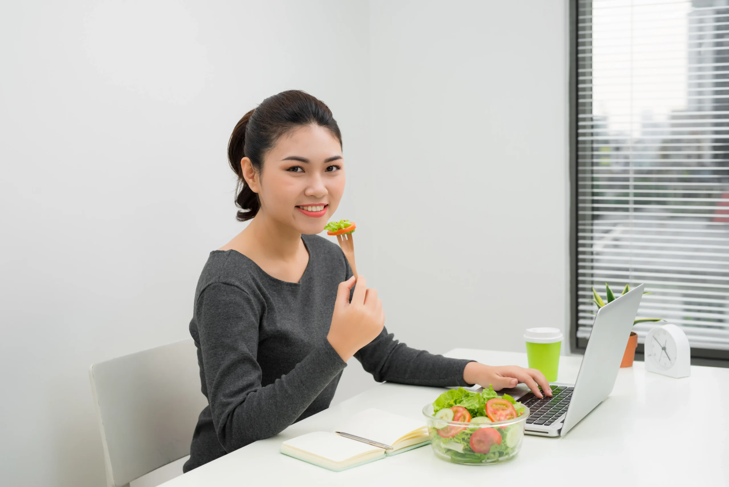 Phụ nữ trẻ - dân văn phòng ăn uống lành mạnh