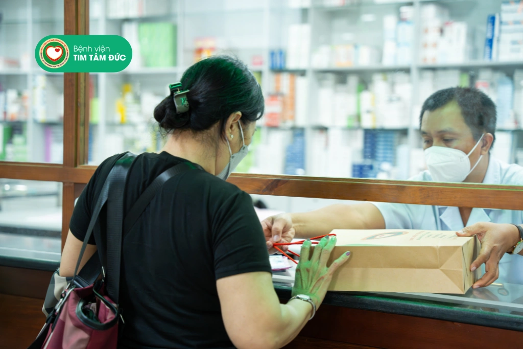 dược sĩ trao thuốc cho bệnh nhân