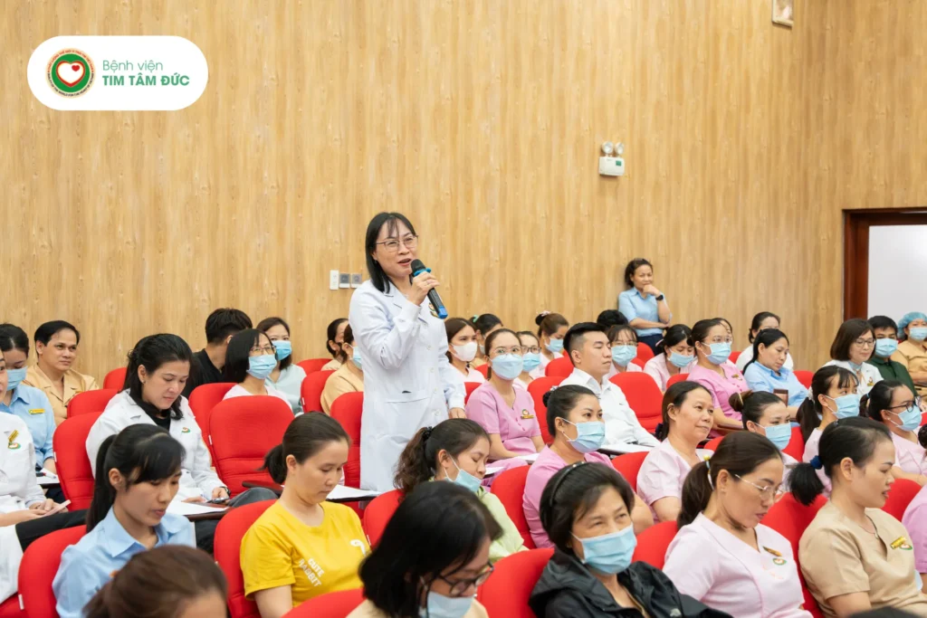 Quản trị cảm xúc trong giao tiếp với bệnh nhân và thân nhân