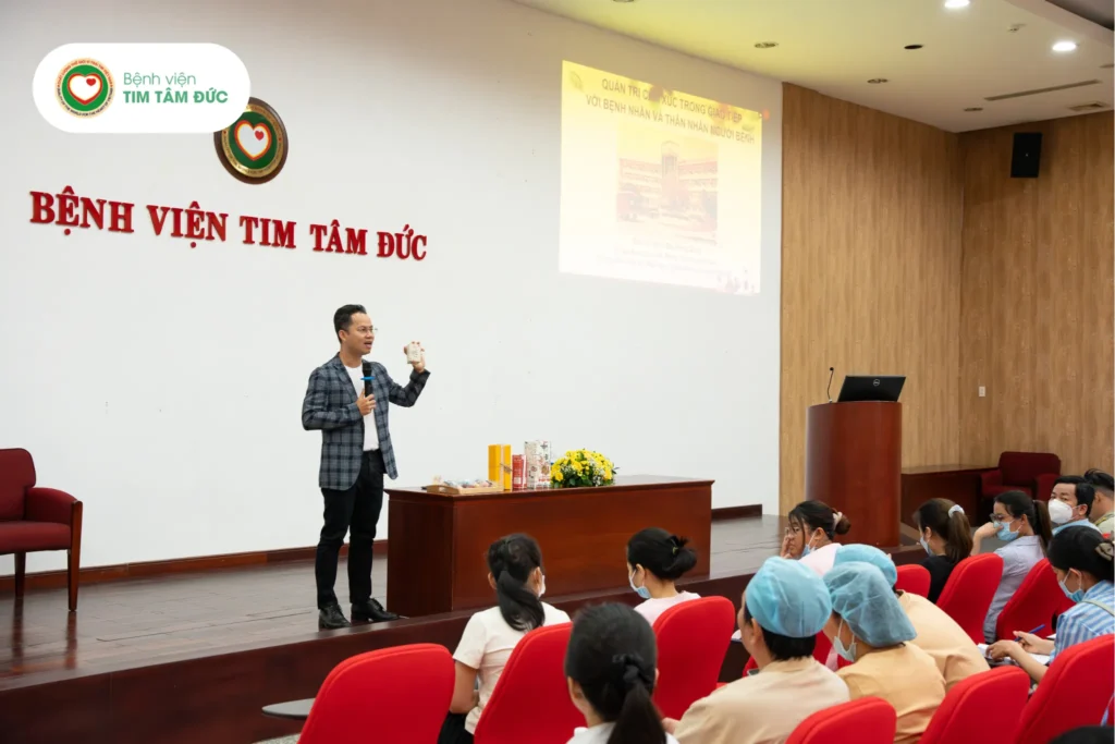 Quản trị cảm xúc trong giao tiếp với bệnh nhân và thân nhân