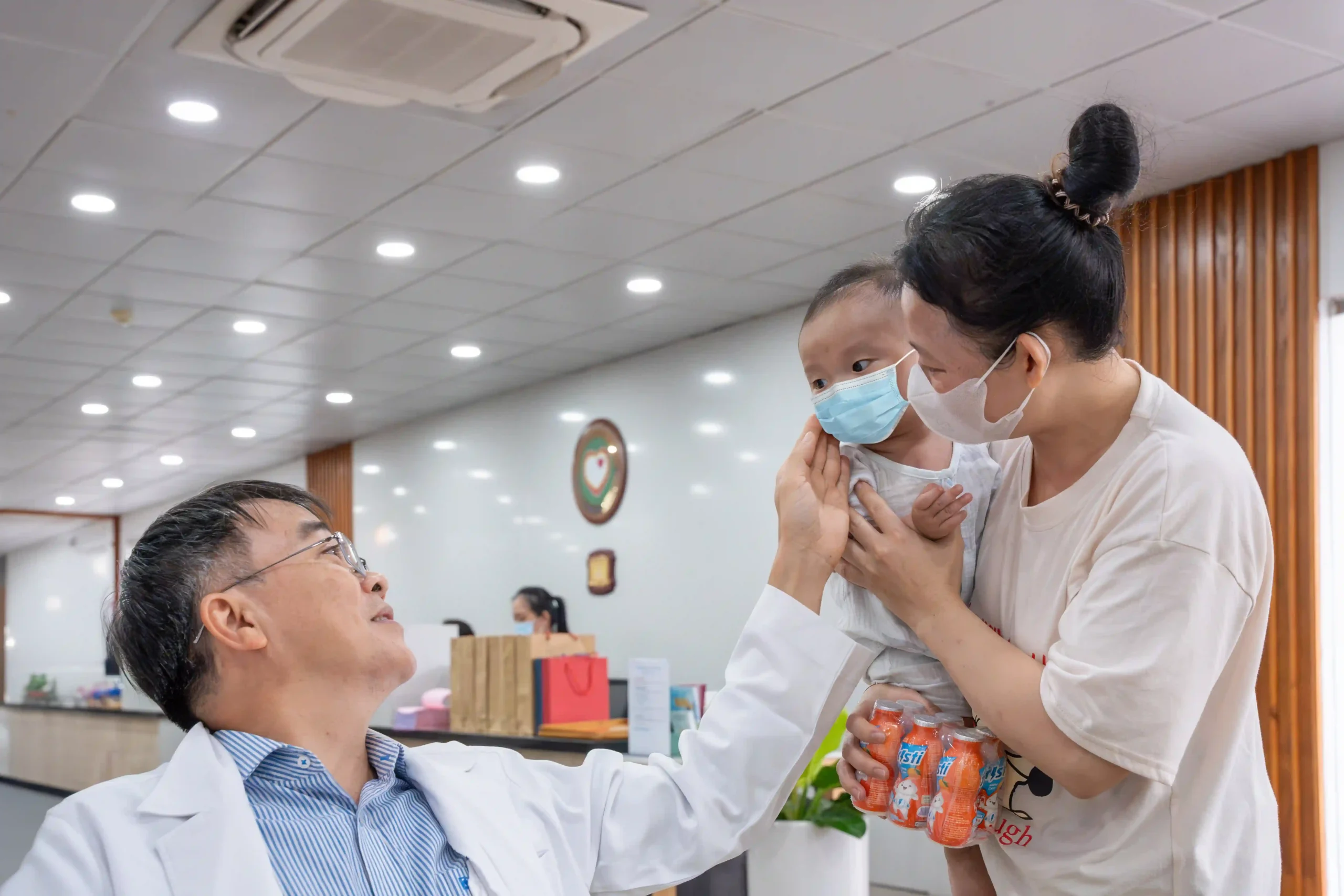 ThS BS Tạ Ngọc Long Phi luôn ân cần với các em nhỏ và gia đình