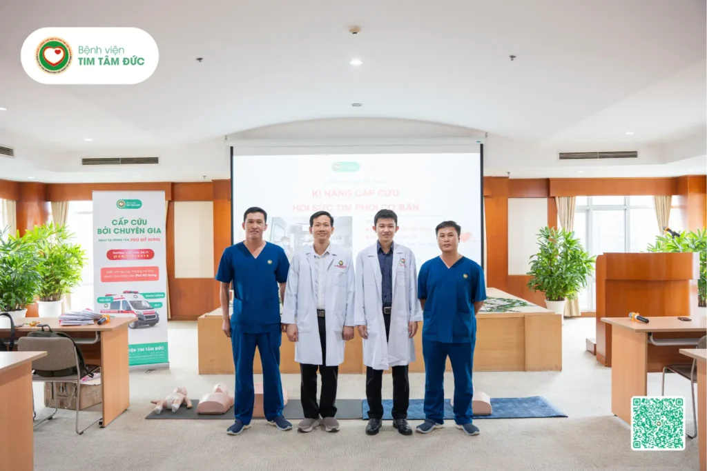 đội ngũ bác sĩ và điều dưỡng khoa hồi sức cấp cứu