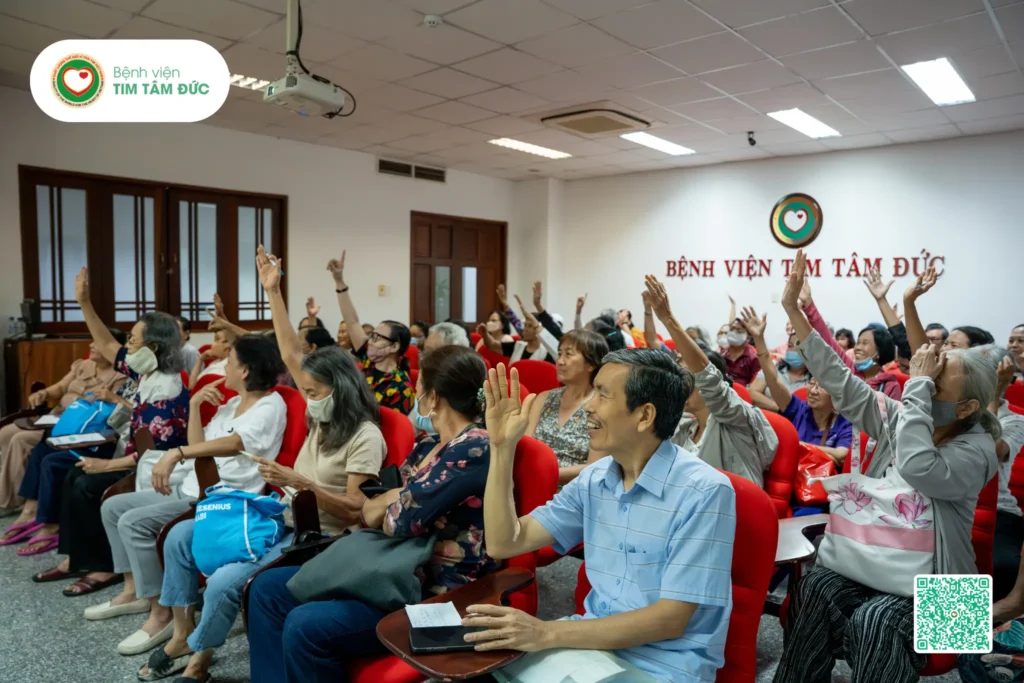 Cô chú giơ tay cho phần đố vui về chủ đề suy tim.