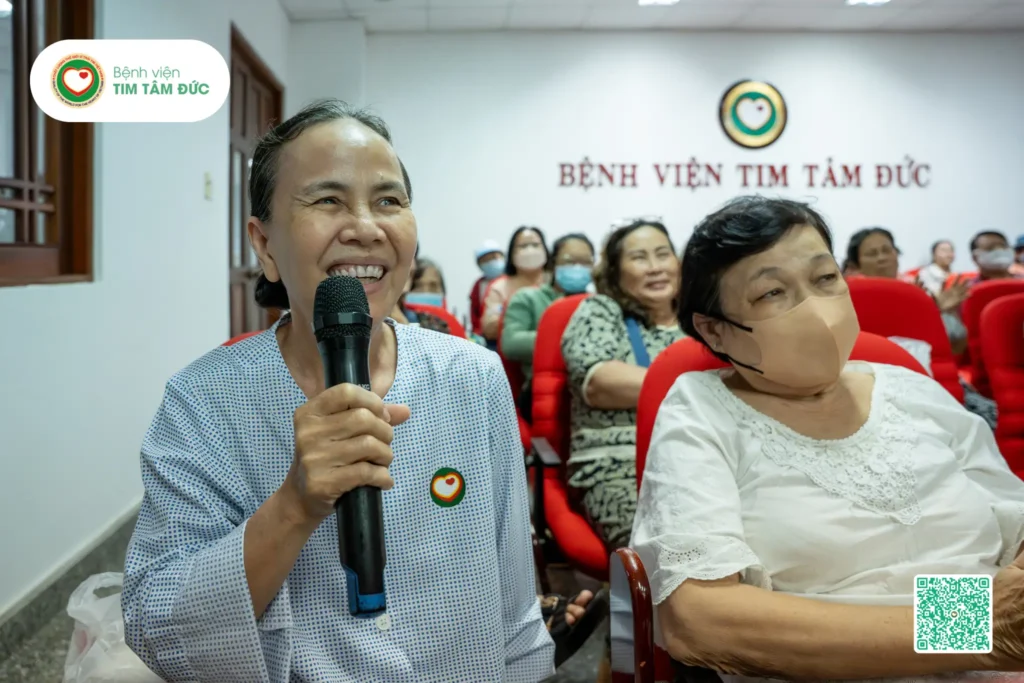 Người bệnh giao lưu trực tiếp với bác sĩ Ong Thị Tố Linh.