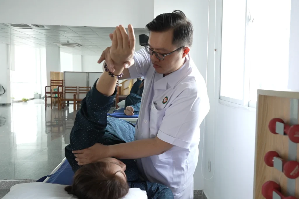 tập phục hồi chức năng sau đột quỵ