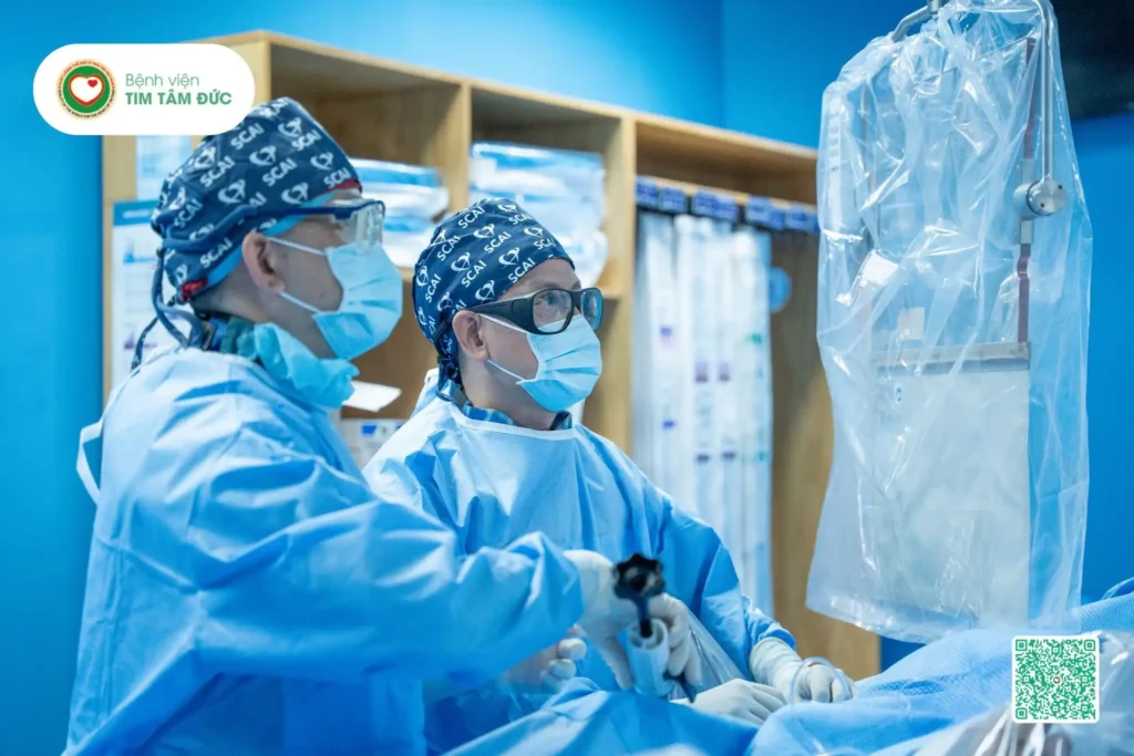 bác sĩ thực hiện thủ thuật thông tim cho bệnh nhân