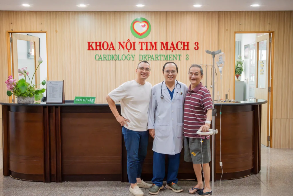 Bệnh nhân và gia đình chụp ảnh cùng BS Trần Hữu Hà