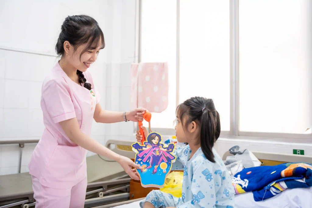 trao quà trung thu cho bệnh nhi tim bẩm sinh