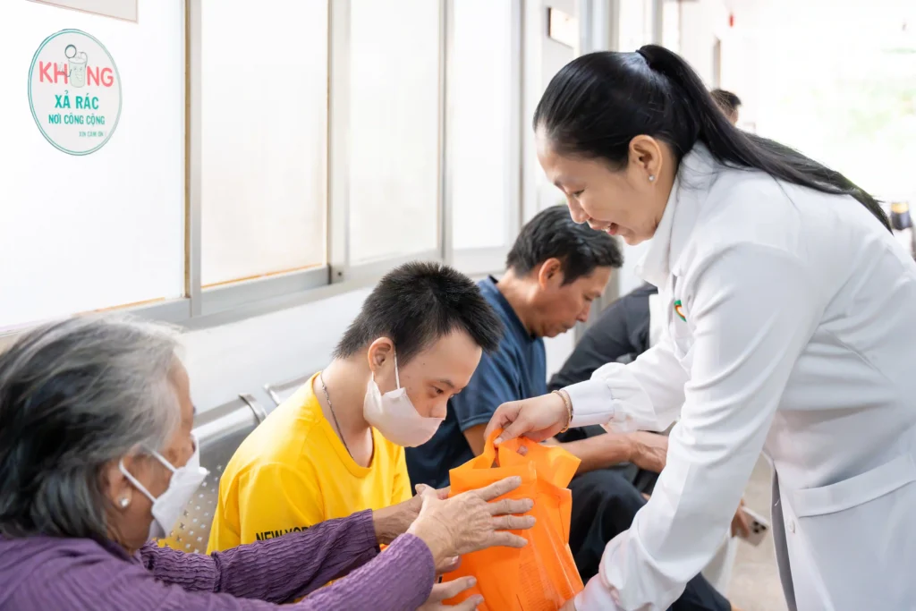 trao quà trung thu cho trẻ em tại Tâm Đức