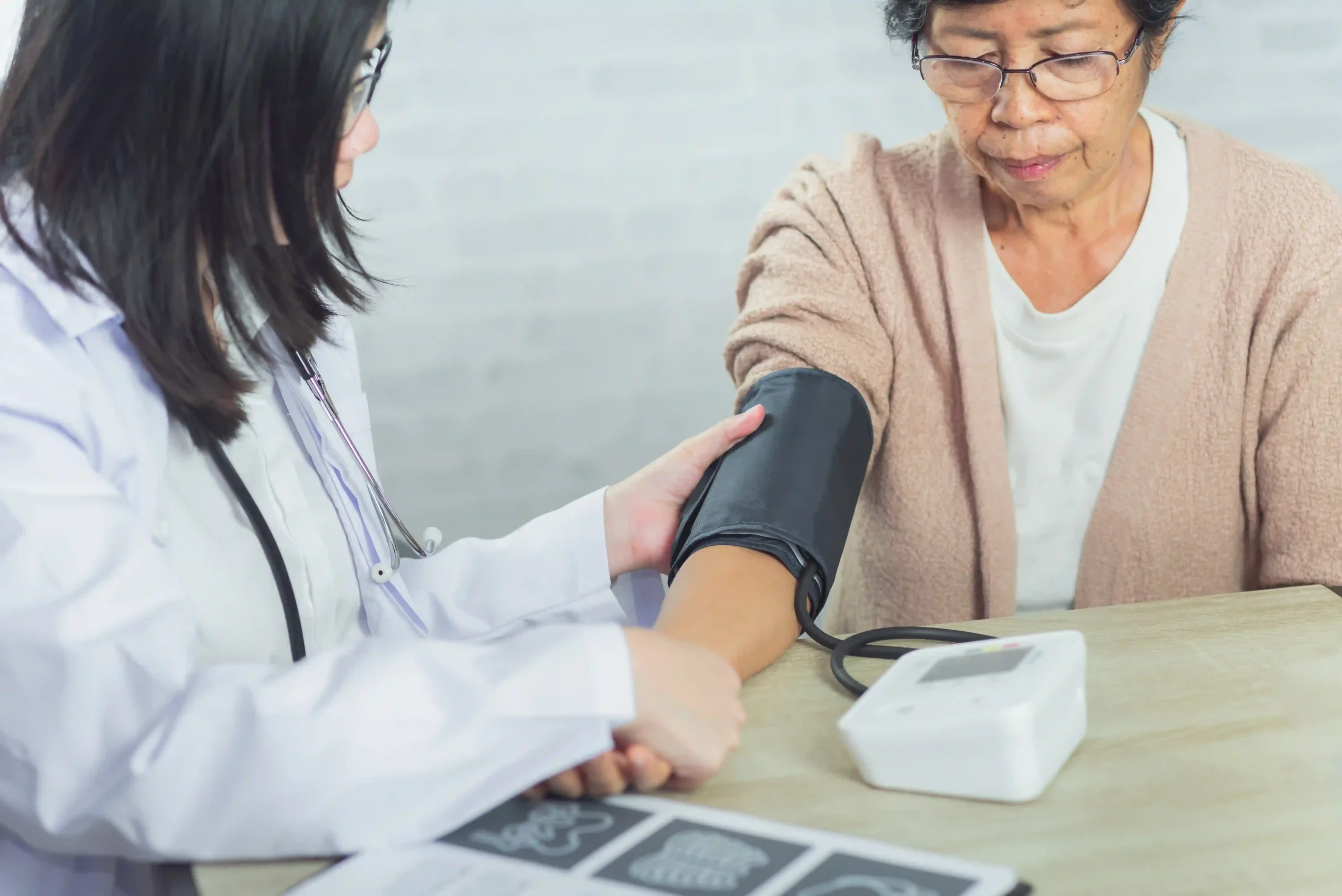 bác sĩ đang đo huyết áp cho bệnh nhân