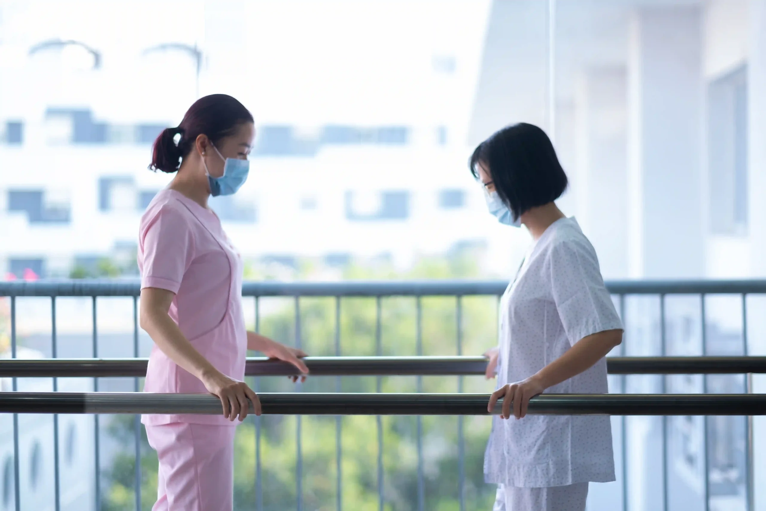 Điều dưỡng chăm sóc và hỗ trợ bệnh nhân.