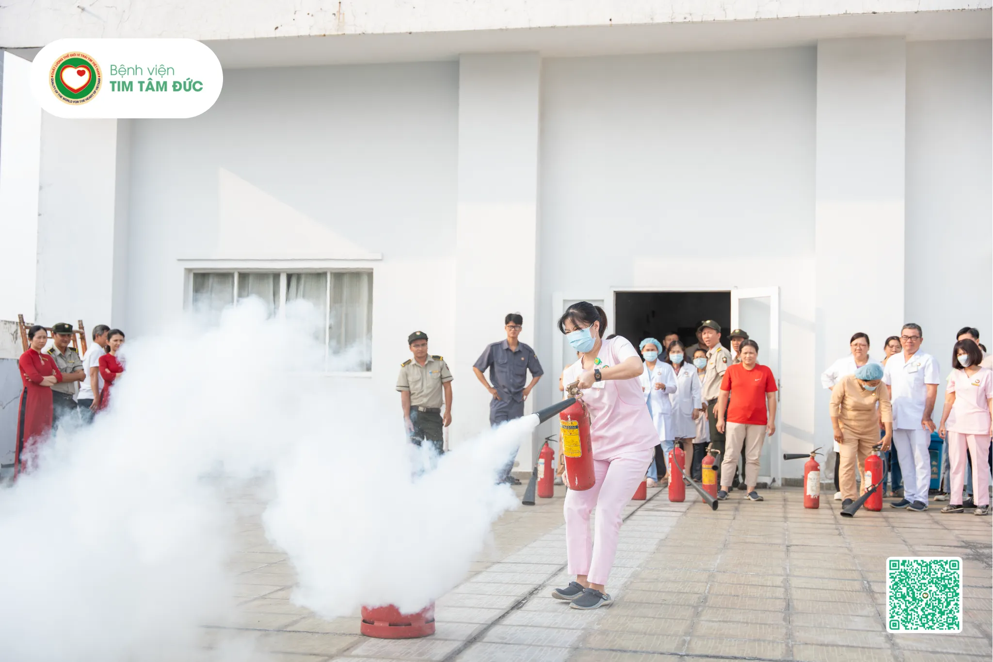 sử dụng bình chữa cháy dập tắt đám cháy giả định